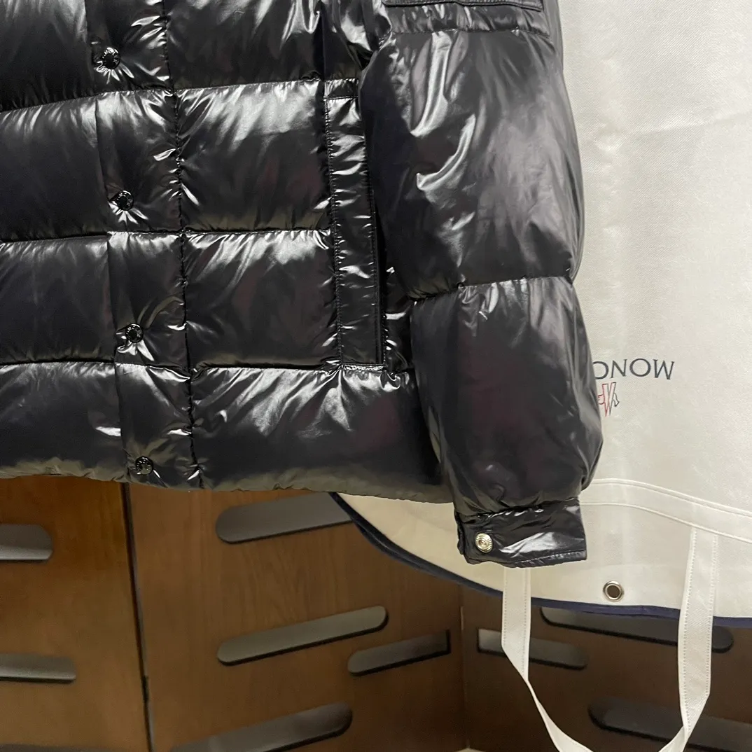 P390 Moncler/ 2026 70 、 。 DNA ， ， 。 Classic ， 、 。 Classic 70 。 Quality， 90 ，Premium Quality ， ，Black ！ Sizes M-3XL